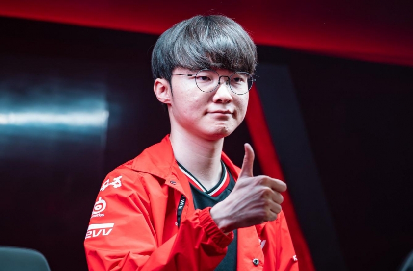 FlyQuest đối đầu với T1