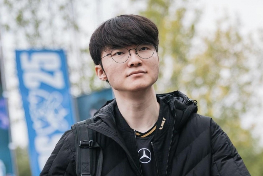 Faker thưởng thức lẩu Tứ Xuyên tại Thành Đô